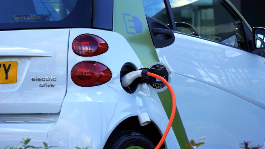 Quanto custa manter um carro elétrico no Brasil atualmente