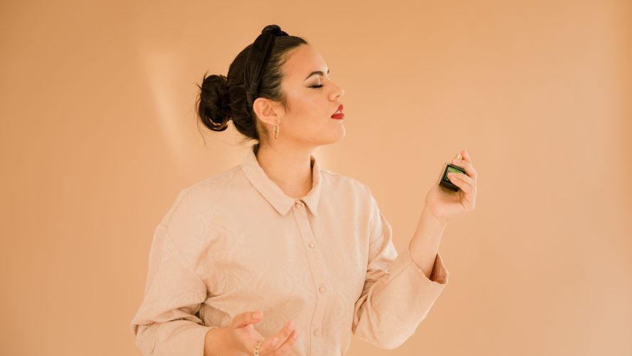 Como tirar mancha de perfume na roupa sem piorar