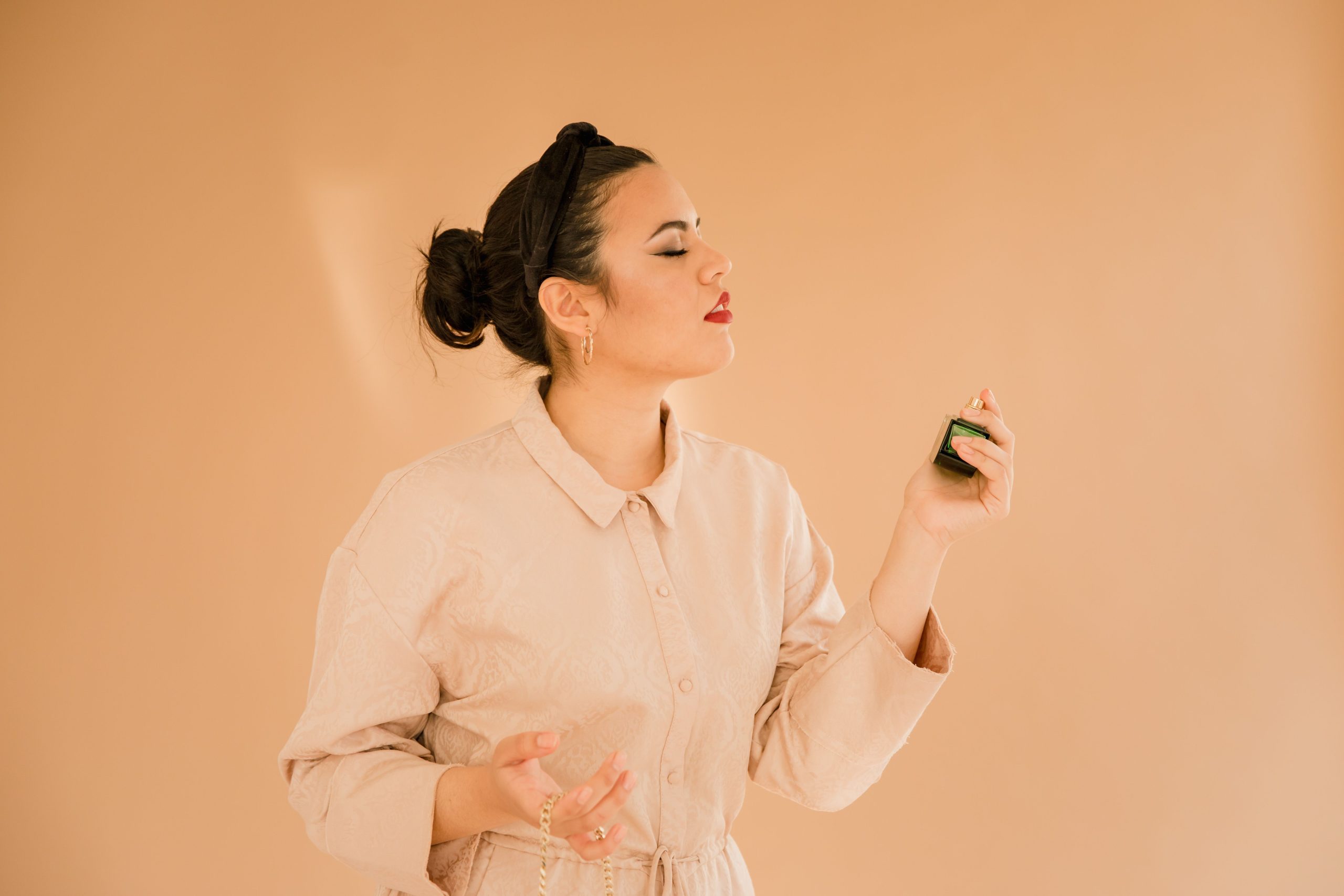 Como tirar mancha de perfume na roupa sem piorar