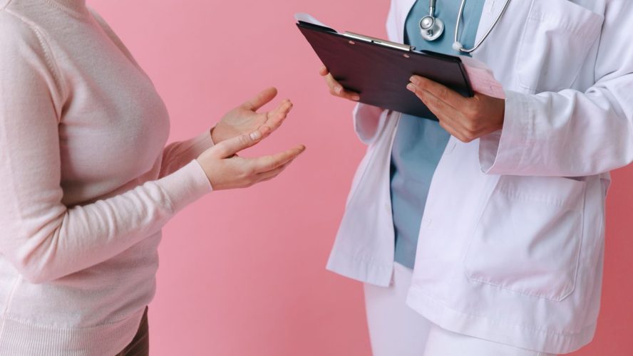 Como funciona a avaliação de pacientes que apresentam sintomas relacionados à queda hormonal